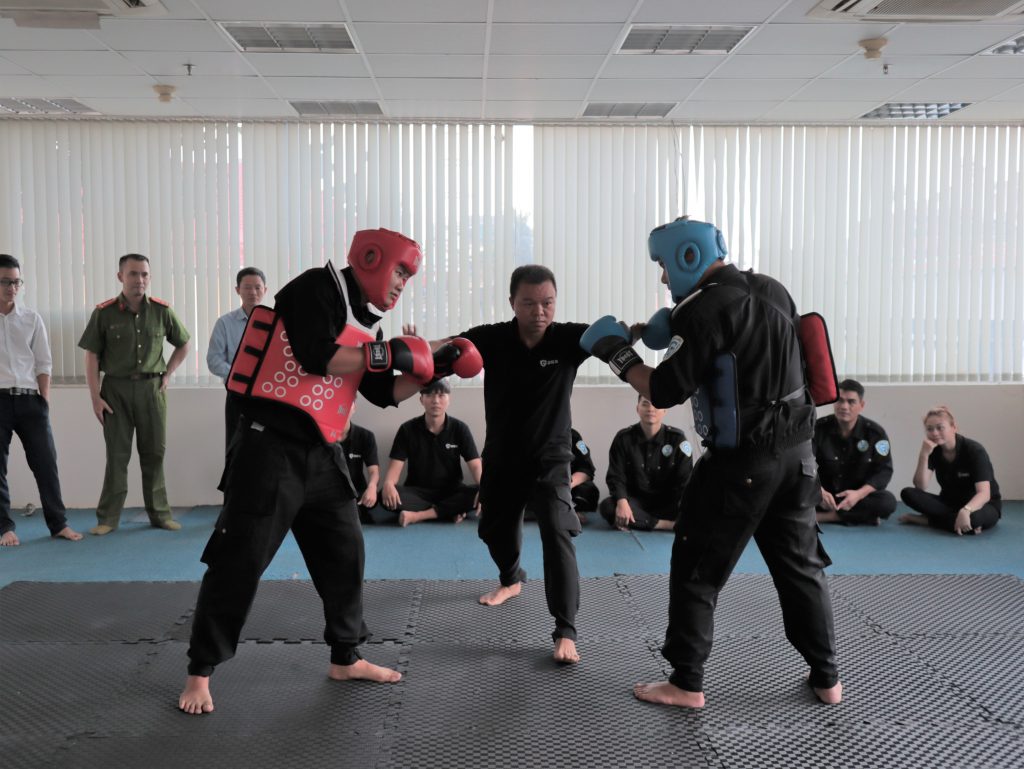 Đội phản ứng nhanh tập luyện võ thuật