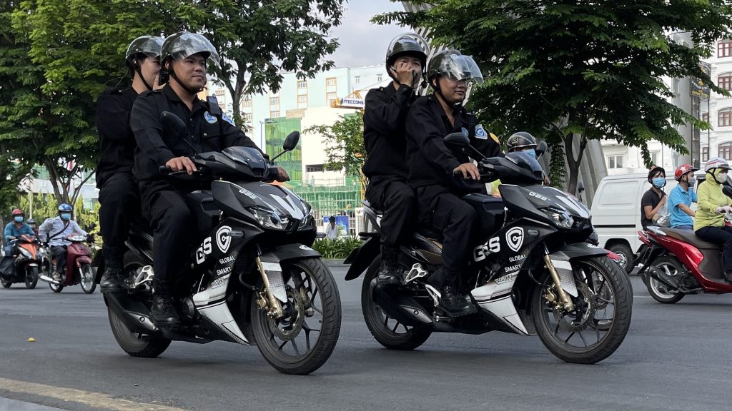 đội phản ứng nhanh đi trên đường